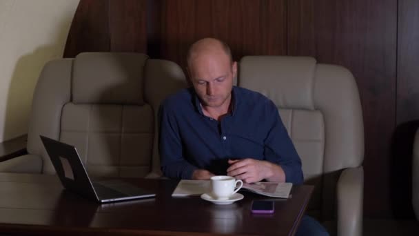 Een Jonge Zakenman Drinkt Koffie Werkt Bij Een Computer Leest — Stockvideo