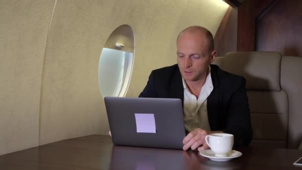 彼のプライベートジェットで旅行魅力的で自信のあるビジネスマン — ストック動画