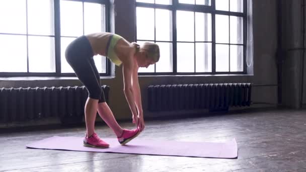 Een Jonge Blonde Vrouw Doet Een Stretching Oefening Een Grote — Stockvideo