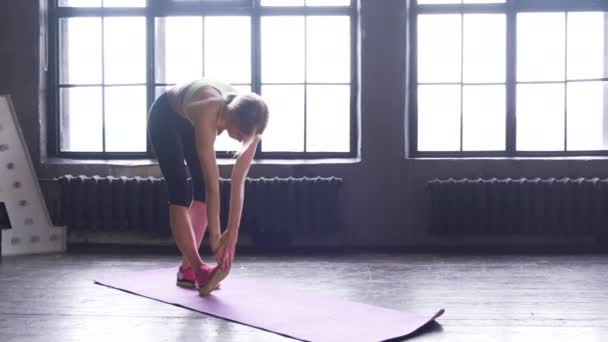 Sportowa Kobieta Robi Ćwiczenia Rozciągające Fit Kobieta Robi Jej Przed — Wideo stockowe