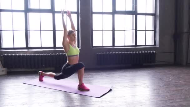 Una Giovane Donna Bionda Che Esercizio Stretching Con Mani Sedute — Video Stock