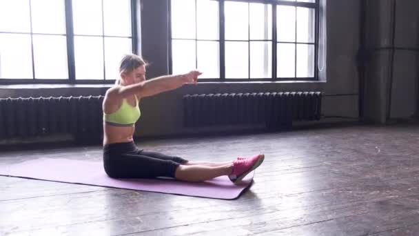 Вмістити Жінку Робити Попереднє Тренування Йога Розтягування Вправи Руками Сидячи — стокове відео