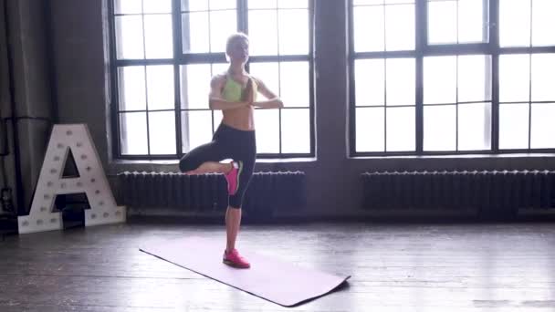 Une Jeune Femme Blonde Fait Exercice Étirement Posture Yoga Debout — Video