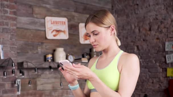 Mulher Bonita Assistindo Smartphone Menina Bonita Usando Celular Móvel Casa — Vídeo de Stock