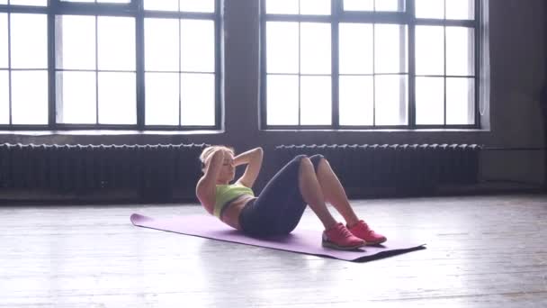 Αθλητική Γυναίκα Κάνει Ασκήσεις Κοιλιακών Crunches Στο Πάτωμα Στο Σπίτι — Αρχείο Βίντεο
