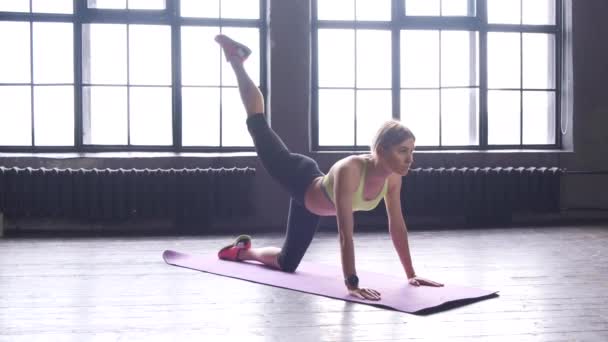 Een Jonge Blonde Vrouw Doet Sport Doet Beenoefeningen Een Fitnessstudio — Stockvideo