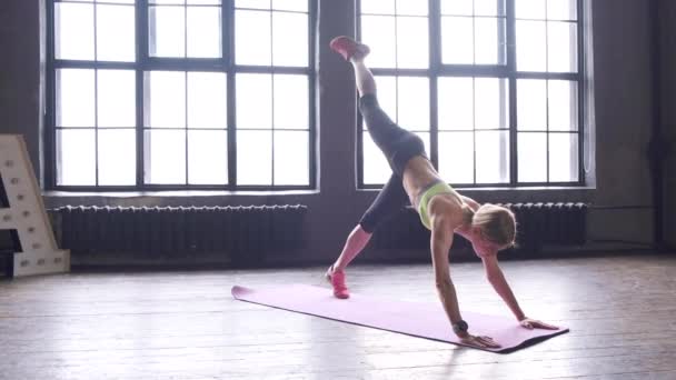 Μια Νεαρή Ξανθιά Γυναίκα Κάνει Αθλητισμό Κάνει Κοιλιές Ασκήσεις Ένα — Αρχείο Βίντεο