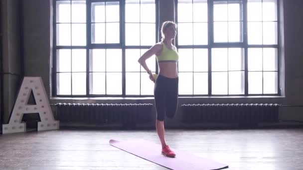 Fit Frau Macht Ihr Pre Workout Yoga Stretching Frau Dehnt — Stockvideo