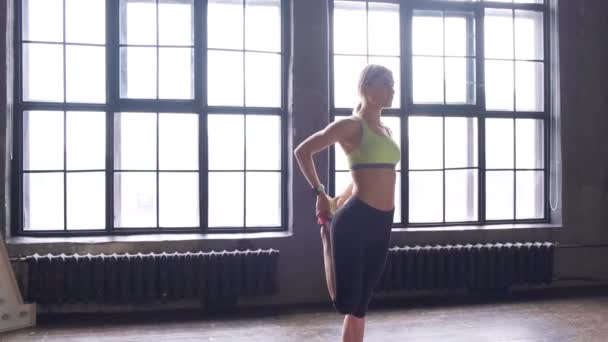 Ung Atletisk Blond Kvinna Gör Varm Upp Stretch Fitness Studio — Stockvideo