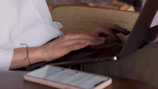 Gros Plan Des Mains Des Femmes Tapant Sur Clavier Ordinateur — Video