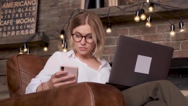 Una Mujer Joven Utiliza Teléfono Inteligente Ordenador Portátil Comunica Con — Vídeos de Stock