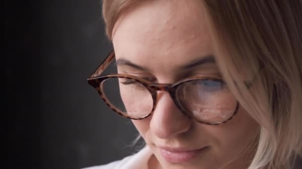 Närbild Ung Affärskvinna Med Blonda Glasögon Tittar Ner Arbetar Surfplatta — Stockvideo