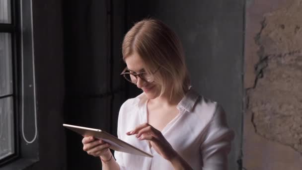 Femme Affaires Écrire Des Tâches Idées Créatives Sur Tablette Projet — Video