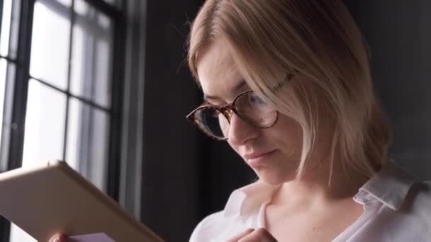 Dokunmatik Ekranda Tablette Çalışan Çekici Genç Bir Kadın Ofiste Gözlüklü — Stok video