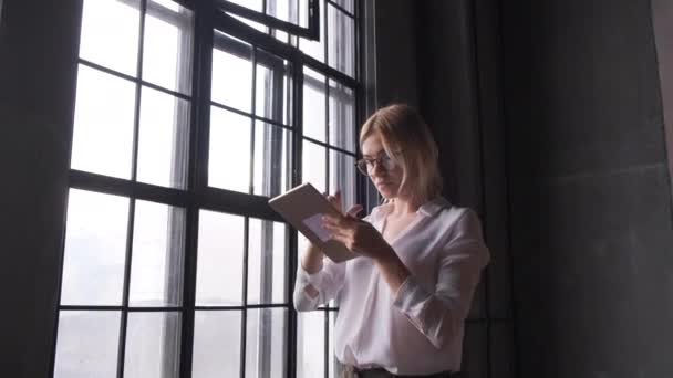 Young Blonde Business Woman Makes Business Plan Communicates Messenger Women — Stock Video