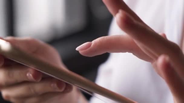Fechar Mãos Uma Mulher Pressionando Uma Tela Sensível Toque Trabalhando — Vídeo de Stock