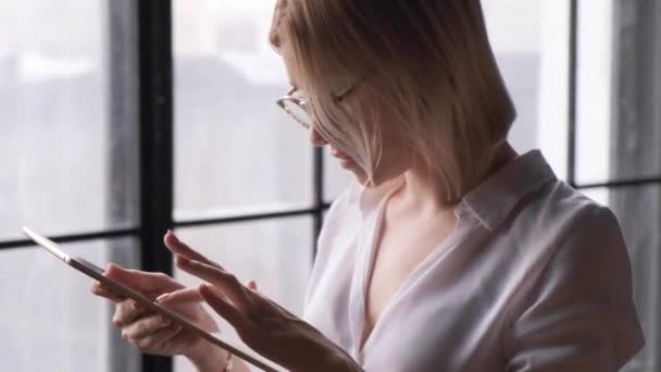 Close Young Blonde Business Woman Makes Business Plan Communicates Messenger — Vídeo de stock