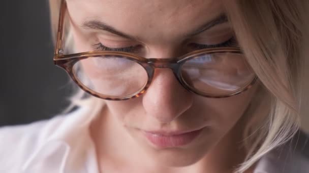 Close Uma Jovem Mulher Negócios Loira Com Óculos Retrato Reflexão — Vídeo de Stock