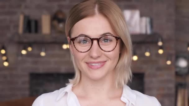 머리에 안경을 여성의 초상화 가까이서 사업가가 안경을 카메라 미소짓는 모습을 — 비디오