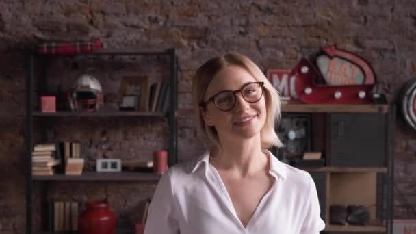 Joven Mujer Negocios Rubia Con Gafas Reflexión Retrato Mira Cámara — Vídeo de stock