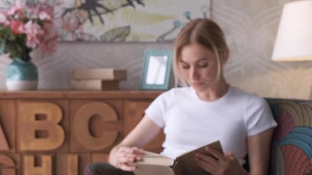 Pensive Marzycielska Dziewczyna Trzyma Książkę Siedzi Parapecie Domu Patrząc Wielkie — Wideo stockowe