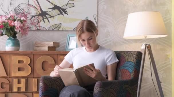 Νεαρή Φοιτήτρια Που Σπουδάζει Στο Σπίτι Διαβάζοντας Επιτομή Σημειώσεις Στο — Αρχείο Βίντεο