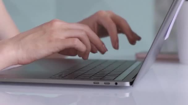 女人的手在办公室的台式电脑上写字 女人的手在笔记本电脑键盘上打字 在办公室工作 — 图库视频影像