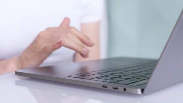 Κοντινό Πλάνο Γυναίκα Χέρια Πληκτρολογώντας Στο Πληκτρολόγιο Του Φορητού Υπολογιστή — Αρχείο Βίντεο