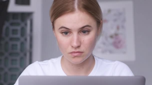 Serbest Çalışma Konsepti Mutlu Sarışın Kadınının Portresi Evde Çalışırken Bilgisayarı — Stok video