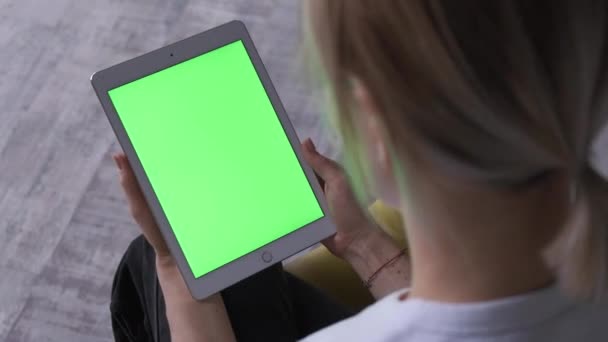 Mulher Com Tablet Mãos Com Uma Tela Verde Chroma Chave — Vídeo de Stock