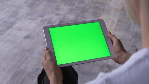 Vrouw Met Digitale Tablet Met Groen Scherm Touch Apparaat Surfen — Stockvideo