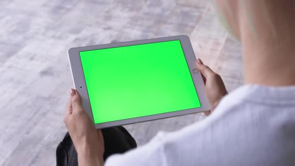 在白种人妇女手中的平板设备上肩并肩地观看 女性拥有绿色屏幕的计算机 滚动与跟踪运动 — 图库视频影像
