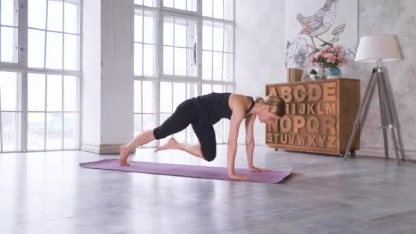 女人在家里瑜伽垫那儿做运动 她施加压力以拖延时间 — 图库视频影像