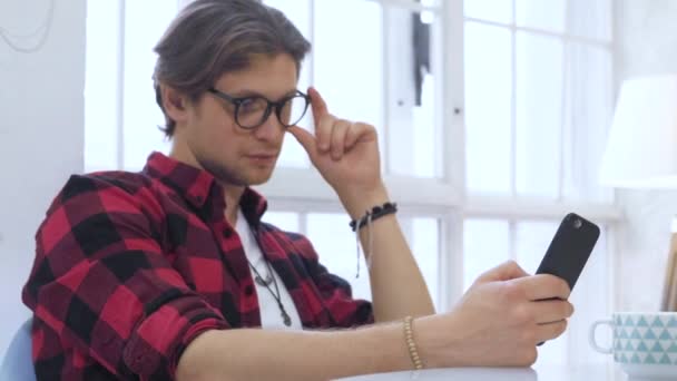 Acercamiento Joven Con Gafas Sentado Una Silla Parte Posterior Ventanas — Vídeos de Stock