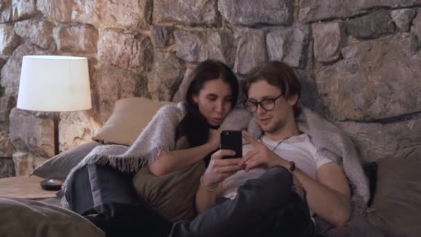 Junges Paar Mit Smartphone Abends Glücklich Bett — Stockvideo