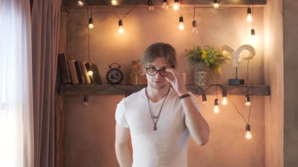 Jeune Homme Avec Des Lunettes Regarde Caméra Est Dans Une — Video