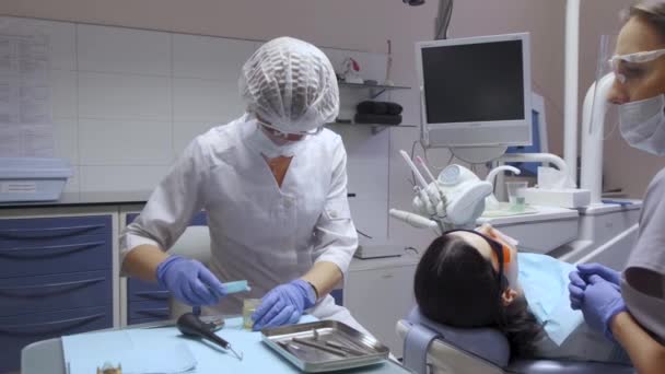 Dentysta Asystent Przygotowujący Się Operacji Białe Fartuchy Maski Komputer Szpitalny — Wideo stockowe