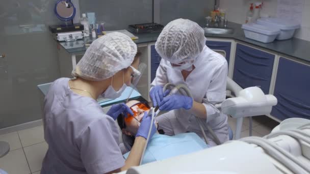 Tandläkare Office Assistant Doctor Och Ren Arbetsyta Tänderna — Stockvideo