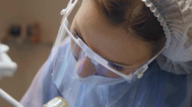 Diş Hekimliğinde Bir Kadının Dişlerini Tedavi Eden Genç Bir Dişçinin Yakın Çekimi. Sağlık ve Tıp Konsepti.