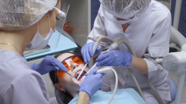 Tandläkare Utför Operation Tandvårdskliniken Patienten Ligger Bordet Narkos — Stockvideo