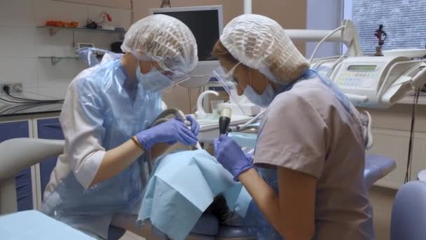 Disparo Movimiento Una Oficina Dentistas Dos Dentistas Femeninos Trata Los — Vídeo de stock