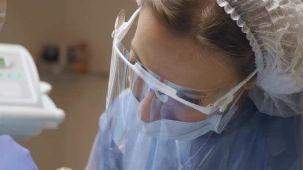 Jovem Dentista Feminina Proteção Facial Tratando Dentes Uma Mulher Consultório — Vídeo de Stock