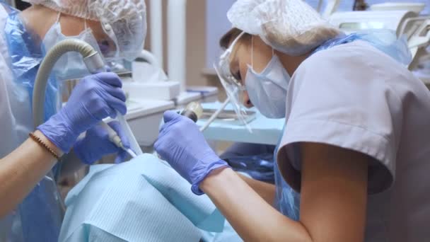 Dwie Młode Kobiety Lekarz Dentysta Ochronie Twarzy Wykonuje Operację Gabinecie — Wideo stockowe
