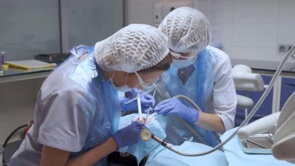 Deux Jeunes Femmes Dentistes Médecins Dans Protection Visage Effectue Une — Video