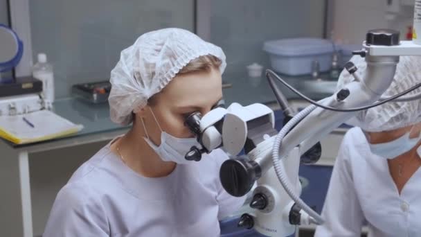 Kvinnlig Tandläkare Använder Ett Mikroskop Medicin Hälsa Stomatologi Koncept Tandläkare — Stockvideo
