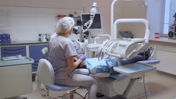 Specjalistka Leczy Zęby Używa Mikroskopu Endodonta Leczy Kanały — Wideo stockowe