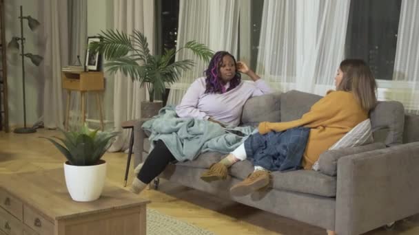 Wanita Duduk Sofa Dan Berbicara Dengan Temannya Friends African American — Stok Video