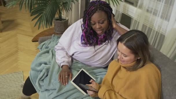 Femme Afro Américaine Européenne Allongée Lit Aide Une Tablette Maison — Video