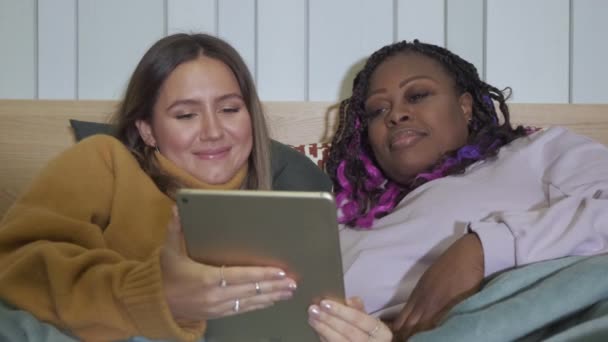 Home Environment Freundinnen Liegen Bett Verwenden Sie Ein Tablet Abend — Stockvideo