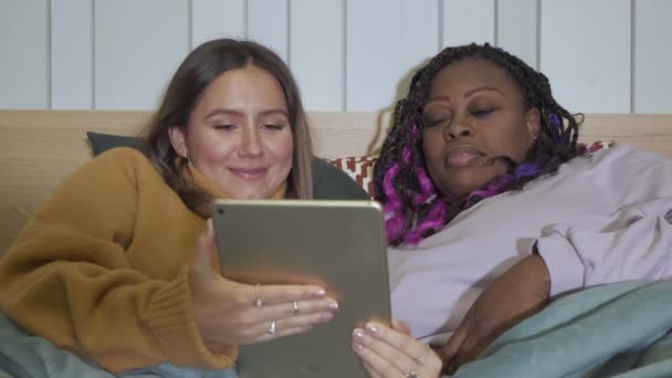 Dos Adolescentes Felices Usando Tableta Digital Tumbada Cama Casa Mujer — Vídeos de Stock